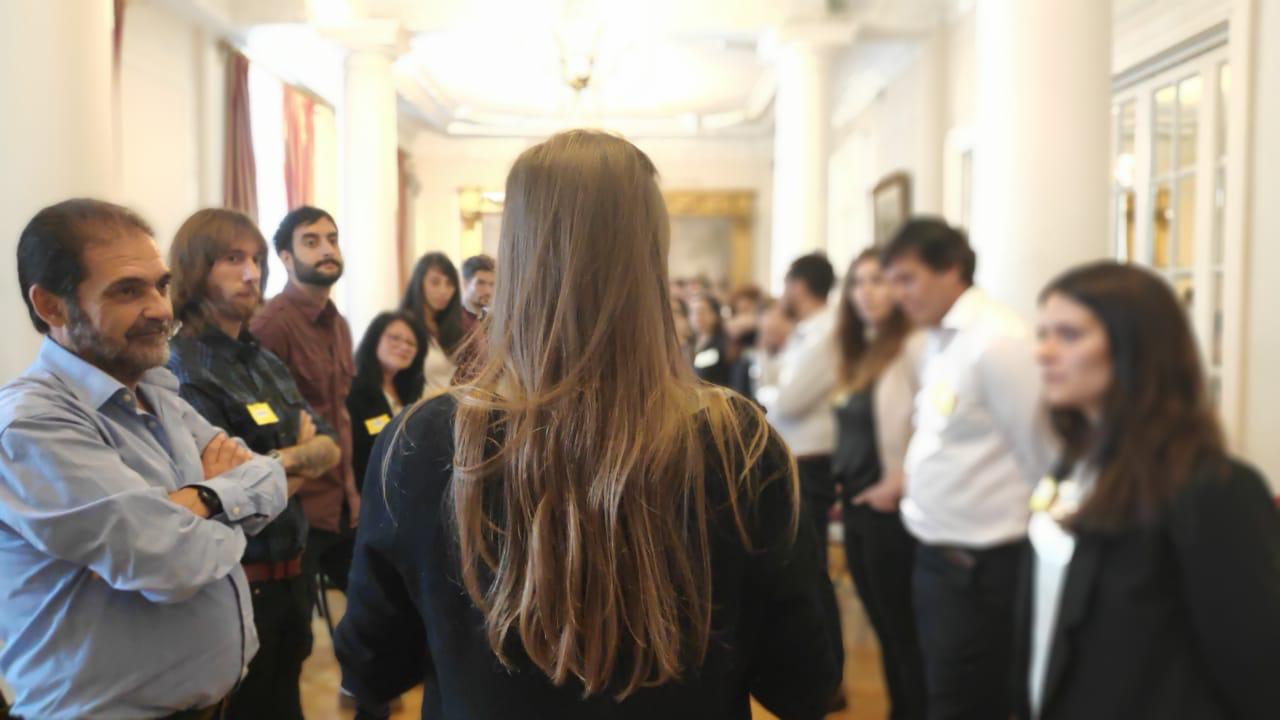 Facilitadora guiando una actividad grupal en un workshop